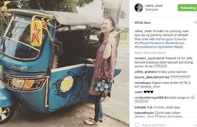 Satu lagi artis Indonesia yang tak gengsi naik angkutan umum. Raline Shah tampak naik bajaj untuk sampai ke tempat yang ditujunya. Foto: Dok. Instagram