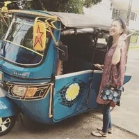 Satu lagi artis Indonesia yang tak gengsi naik angkutan umum. Raline Shah tampak naik bajaj untuk sampai ke tempat yang ditujunya. Foto: Dok. Instagram