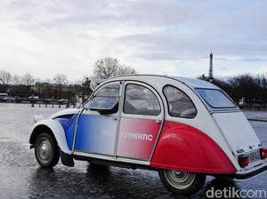Serasa Selebriti, Naik Mobil Antik di Paris