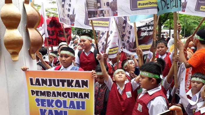 Cilik-cilik Demo di Balkot Makassar, Apa yang Dituntut Siswa SD Ini?