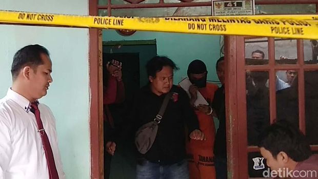 Polisi menggelar prarekonstruksi kasus pembunuhan disertai mutilasi sales cantik di Karawang, Jawa Barat. di 2 Tempat, pelaku memperlihatkan 35 adegan.