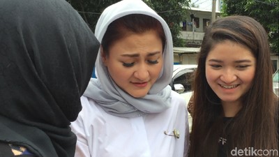 Ada Gadis Muda Temani Ny Deisti Jenguk Novanto, Siapa Ya?