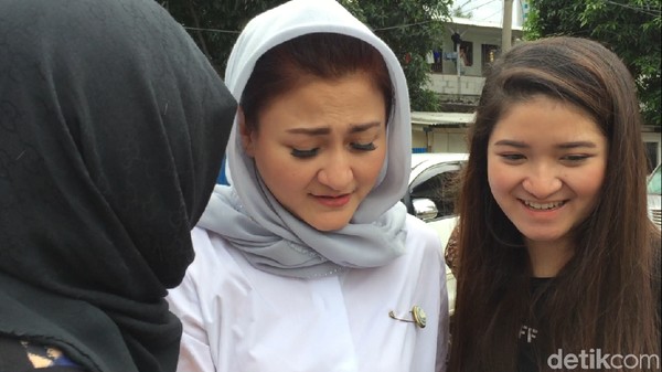 Ada Gadis Muda Temani Ny Deisti Jenguk Novanto, Siapa Ya?