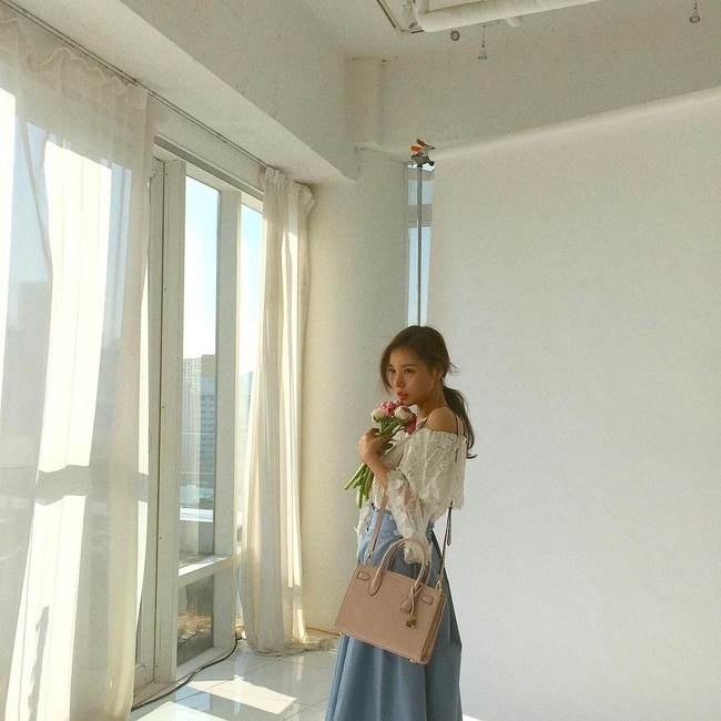 Ia kerap dipilih sebagai model busana feminin. Hyorin tampak manis romantis dengan busana itu. Foto: Instagram Min Hyorin