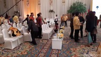 Sofa tersebut diganti dengan kursi sejak pukul 14.30 WIB. Jokowi rencananya akan hadir di pembukaan Munaslub nanti malam (Foto: Andhika Prasetia/detikcom)