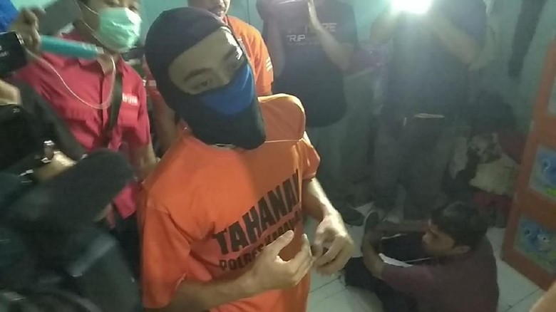 Prarekonstruksi, Warga Soraki Suami yang Mutilasi Sales Cantik Prarekonstruksi, Warga Soraki Suami yang Mutilasi Sales Cantik
