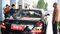 Tapi ternyata Jokowi tidak berpakaian sesantai itu. Pria asal Solo itu memilih bergaya formal. Dia mengenakan baju putih lengan panjang dan dasi berwarna merah serta celana panjang berwarna biru serta membawa jas di tangan kanannya.