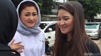 Dia hanya terlihat berada di samping Deisti dan sesekali tersenyum (Foto: Nur Indah Fatmawati/detikcom)