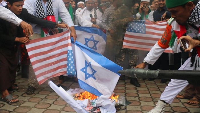 Dipimpin Ketua DPR Aceh, Massa Bakar Foto Trump