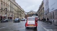 Serasa Selebriti, Naik Mobil Antik di Paris