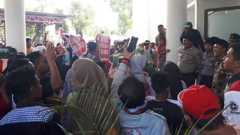 Wabup Gorontalo Dimakzulkan MA, Massa Demo Tetap Dukung Fadli Wabup Gorontalo Dimakzulkan MA, Massa Demo Tetap Dukung Fadli