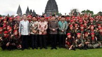 Dahnil angkat bicara. Dia menjelaskan situasi saat foto bersama yang diatur sedemikian rupa oleh Paspampres. Setelah foto yang jadi sorotan tersebut, ada juga sesi Presiden Jokowi foto bersama Sultan (Dok Pemuda Muhammadiyah)