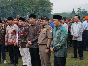 Viral Foto Sultan Berdiri di Belakang Grup Foto Jokowi, Ini Faktanya