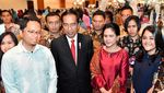 Potret Jokowi-Iriana Kondangan ke Pernikahan Pengawalnya