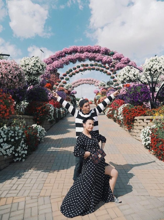 Bicara soal pasangan termodis kurang lengkap tanpa mengungkit gaya Glenn Alinskie dan Chelsea Olivia. Kapan dan di mana saja, sejoli ini selalu tampil penuh gaya. (Foto: Instagram)