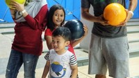 Okie Agustina adalah seorang istri dari pesepak bola Gunawan Dwi Cahyo, jadi wajar saja jika gaya hidupnya juga makin sehat. Okie beberapa kali mengunggah fotonya tengah berolahraga mulai dari menyelam hingga bermain bowling bersama keluarga. (Foto: Instagram/mrs.gdc13)