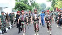 Panglima TNI Marsekal Hadi Tjahjanto bersama KSAD Jenderal Mulyono dan Danjen Kopassus Mayjen TNI Madsuni sebelum dimulainya acara di Makopassus Cijantung, Jakarta Timur, Senin (18/12/2017).