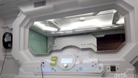 Sensasi menginap di hotel kapsul erat dengan masa depan karena desain kapsul dan interior dalam ruangan serta cara pakai seluruh fasilitas serba menggunakan kartu dan listrik.