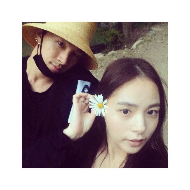 Taeyang dan Min Hyo Rin memang masih akan menikah tahun depan. Namun keduanya menjadi relationship goal karena romantis. Hyo Rin diketahui sebagai inspirasi utama lagu-lagu Taeyang. Taeyang sendiri tidak punya pacar lain selain aktris itu. Foto: Taeyang/Instagram