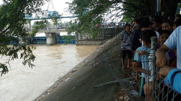 Pagar pembatas yang jebol ditabrak mobil korban