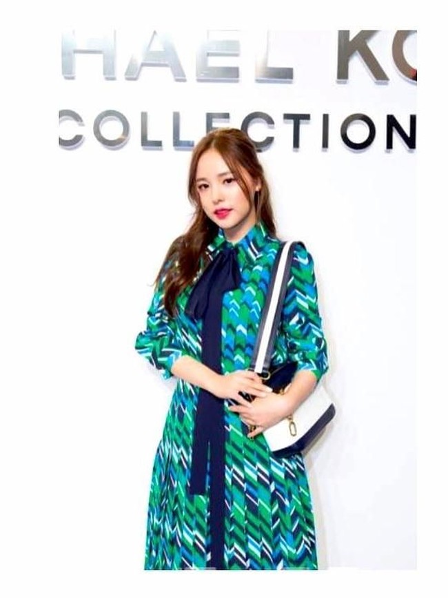 Ini gaya wanita yang dua kali jadi model video klip Taeyang itu ketika menghadiri acara. Foto: Instagram Min Hyorin