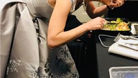 Begini gaya Kimberly Williams Paisley nikmati makan malam saat mengisi sebuah acara siaran langsung. Foto: Istimewa