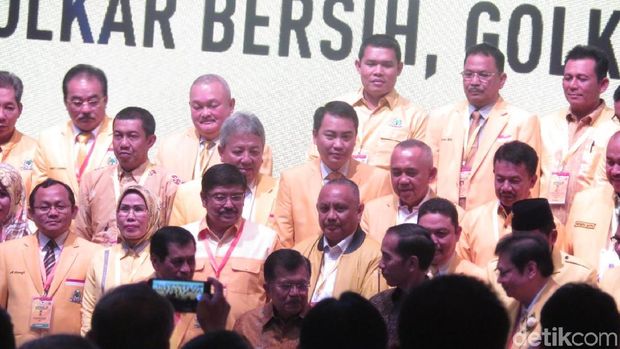 Presiden Jokowi foto bareng pengurus Golkar di Munaslub / 