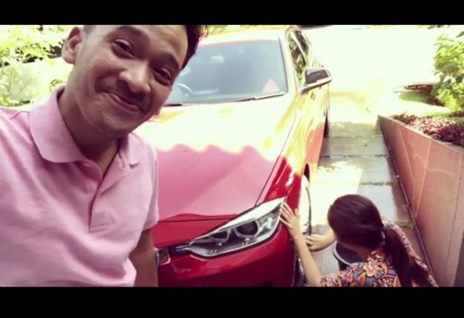 Ruben Onsu dan istrinya, Sarwendah, sering menampilkan kesederhaan dalam akun media sosial mereka. Seperti Ruben yang suka makan di kaki lima hingga Sarwendah yang kerap berdaster ria di rumah, bahkan sambil mencuci mobil sendiri. Foto: Dok. Instagram