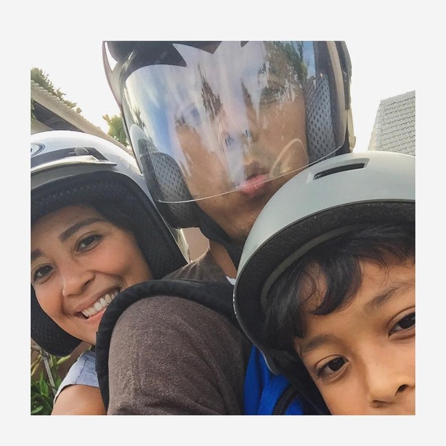 Lain lagi dengan presenter Sophie Navita yang kini menetap di Bali bersama sang suami, Pongki Barata. Sophie dan Pongki memilih naik motor untuk berpergian. Foto: Dok. Instagram