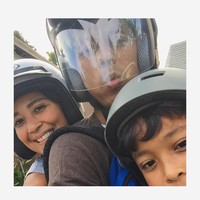 Lain lagi dengan presenter Sophie Navita yang kini menetap di Bali bersama sang suami, Pongki Barata. Sophie dan Pongki memilih naik motor untuk berpergian. Foto: Dok. Instagram