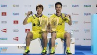 Kevin/Marcus berfoto usai memenangi laga final BWF Super Series Final yang dilangsungkan di Dubai. Ini adalah titel ketujuh yang mereka raih di tahun 2017 ini. (Dok. PBSI)