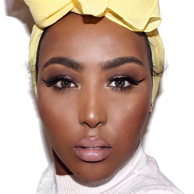 Hodhen Liaden terkenal setelah membuat Instagram @darkskinnedhijabis. Ia berusaha membangun kepercayaan diri para hijabers berkulit hitam dengan akun Instagram tersebut. Menurutnya banyak wanita berhijab dengan kulit gelap mengalami perlakuan tidak adil. Untuk itu, dengan hadirnya Instagram tersebut ia berharap para hijabers yang pernah mendapat diskriminasi bisa berbicara secara terbuka tidak memendamnya saja.  Foto: Dok. Instagram