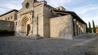 Gereja Santa Maria di Wamba, Spanyol memiliki ruangan kecil yang berisi 3.000 tengkorak dan tulang belulang manusia. Gereja ini telah jadi cagar budaya dan memiliki ruangan bernama Wamba Ossuary, yang artinya kuburan (Thinkstock)