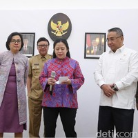Gaun berpotongan A-line dan kardigan ungu pastel bermotif tenun ikat menjadikan gaya busana Sri Mulyani tampak modern, tapi tetap sarat unsur etnik yang apik. Foto: Ari Saputra