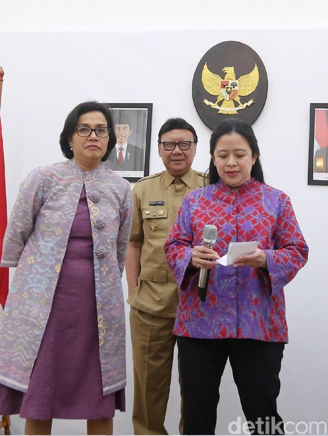 Gaun berpotongan A-line dan kardigan ungu pastel bermotif tenun ikat menjadikan gaya busana Sri Mulyani tampak modern, tapi tetap sarat unsur etnik yang apik. Foto: Ari Saputra