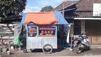 Ramai pengunjung datang ke sini, banyak yang fotoin, kata Tuti saat berbincang bersama detikom di roda buburnya di Jalan Raya Majalaya-Rancaekek, Senin (18/12/2017).