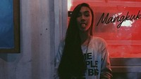 Pose dara berusia 17 tahun itu kala menjulurkan lidahnya. (Dok. Instagram/caitlinhalderman)