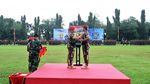 Foto: Ekspresi Panglima Marsekal Hadi Saat Dipakaikan Baret Merah