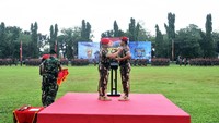 Madsuni lalu menyematkan Brevet Kopassus di dada Marsekal Hadi. 