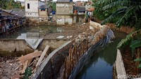 Jika dibandingkan hari kemarin, perkembangan perbaikan tanggul ini terlihat sangat cepat.