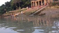 Mereka yang mandi di Sungai Gangga ini bercampur antara laki-laki dan perempuan (Masaul/detiktravel)