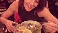 Cobie Smulders terlihat bahagia dengan hidangan punchbowl miliknya. Foto: Istimewa