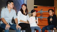 Nana, Andrew dan kedua buah hatinya saat ditemui di kawasan Kelapa Gading, Jakarta Utara pada akhir pekan lalu. Pool/Ismail/detikFoto.