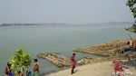 Foto: Sungai Suci yang Jadi Tempat Mandi di Kolkata, India