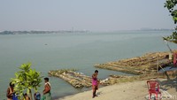 Sungai Gangga berasal dari gletser Pegunungan Himalaya. Banyak orang rela datang dari jauh untuk menaburkan abu jenazah anggota keluarganya ke Sungai Gangga supaya ke surga (Masaul/(Masaul/detikTravel)
