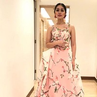 Makin langsing, Gracia Indri membocorkan sedikit rahasianya kepada Rio Motret. Ia mengatakan rutin makan plum kering, olahraga dan minum air lemon. Foto: Instagram/riomotret