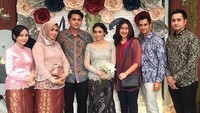 Belum lama ini mereka pun menggelar lamaran di kediaman Adzana. (Dok. Instagram/mamsyulstm)