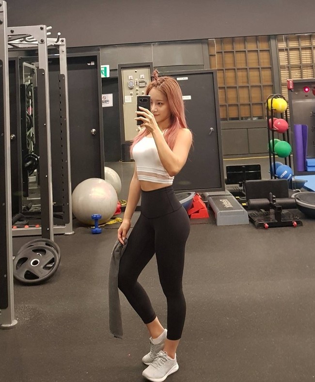 Aksi Shim berpose selfie untuk memperlihatkan lekuk tubuhnya yang seperti huruf S .Foto: Instagram/euddeume_