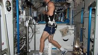 Pada praktiknya untuk menjaga agar tidak melayang-layang, para astronaut mengikat dirinya ke alat sebelum mulai olahraga. (Foto: Facebook)