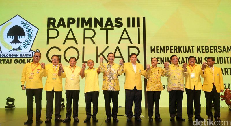Ketua Umum Partai Golkar Arilangga Hartarto didampingi pimpinan Partai Golkar secara resmimembuka Rapimnas Partai Golkar 2017 di Jakarta, Senin (18/12/2017). Partai Golkar akan menggelar Rapat Pimpinan Nasional (Rapimnas) dan Musyawarah Nasional Luar Biasa (Munaslub) guna mengukuhkan Airlangga Hartarto sebagai ketua umum baru pengganti Setya Novanto. Grandyos Zafna/detikcom